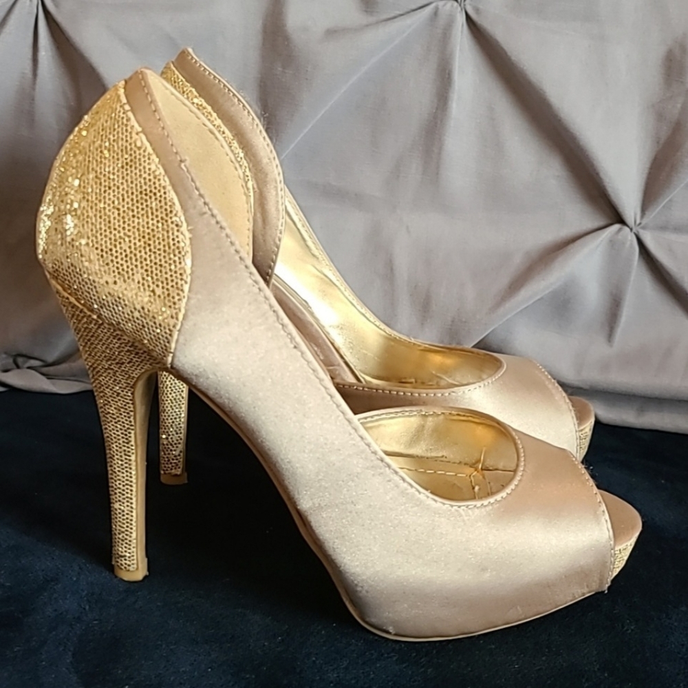 Steve Madden nude and gold beautiful stilettos